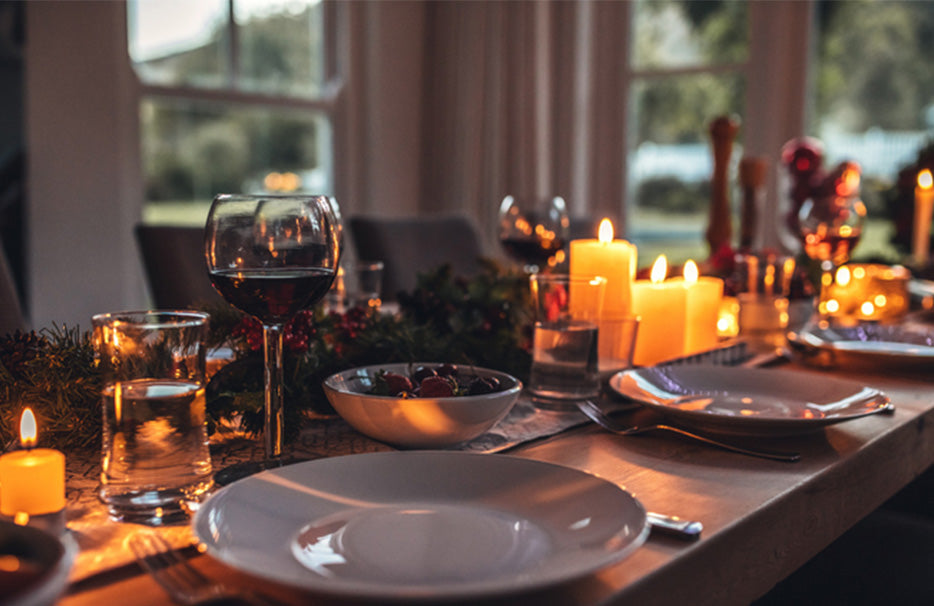 Table dressée pour l'hiver avec bougies et verres à vin rouge